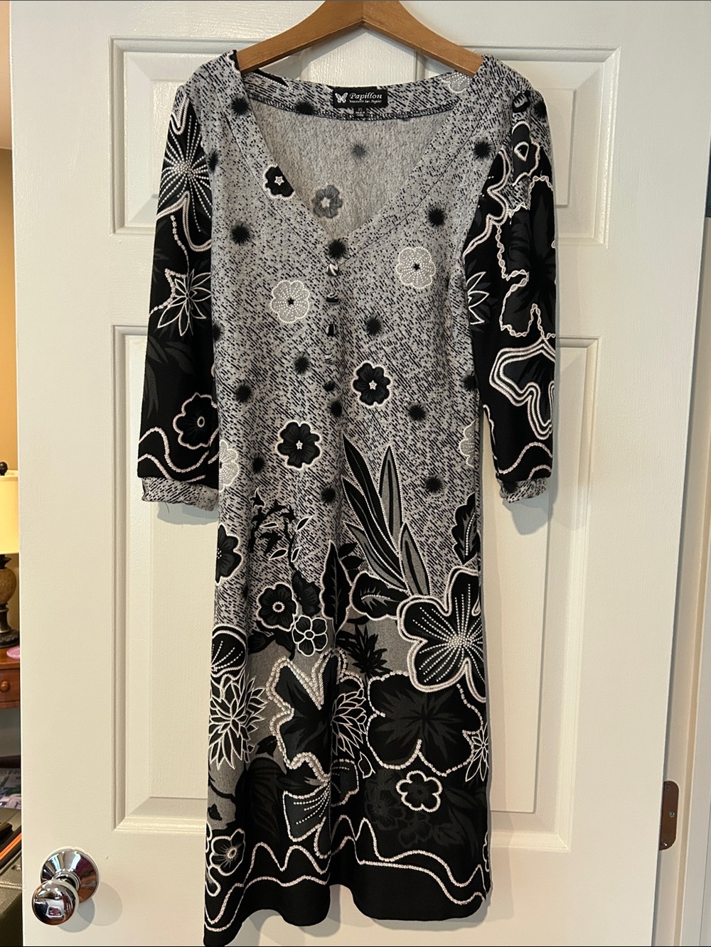 Papillon Blanc Black & White Floral V-Neck 3/4 Sleeve Dress